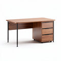 Mesa de escritório em madeira de cor castanha com três gavetas 150 x 75 x 75cm